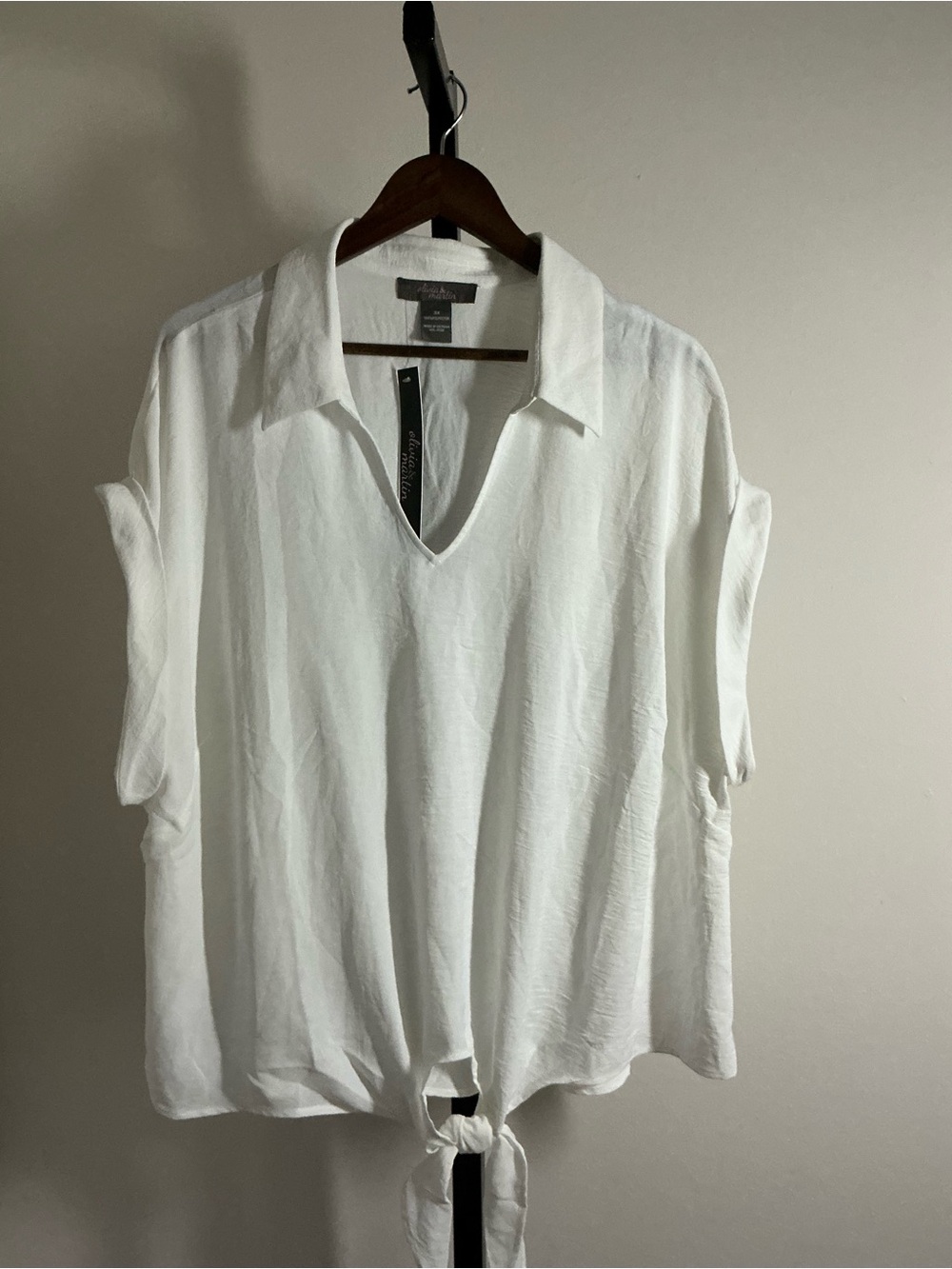 🆕 Olivia & Martin | Tie-Hem White Collared V-Neck Blouse